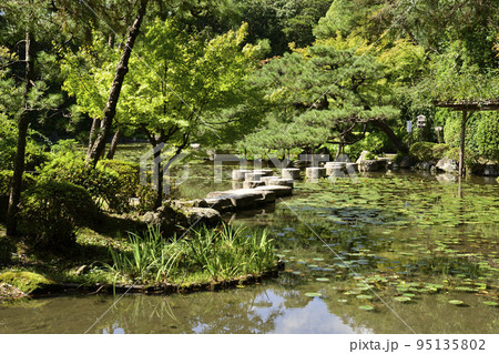 平安神宮　中神苑の臥龍橋 95135802