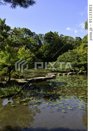 平安神宮　中神苑の臥龍橋 95135803