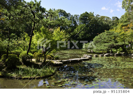 平安神宮　中神苑の臥龍橋 95135804