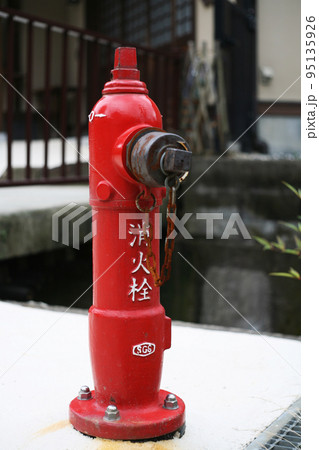 寺院の赤い消火栓 寺院の赤い消火栓 95135926