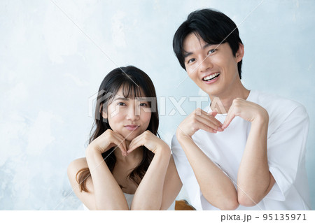ハートポーズをする若いカップル 95135971