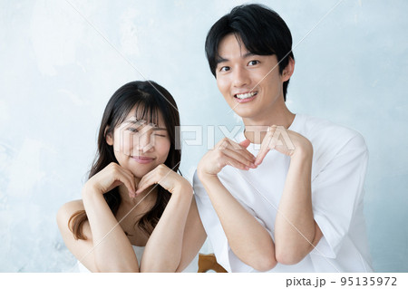ハートポーズをする若いカップル 95135972