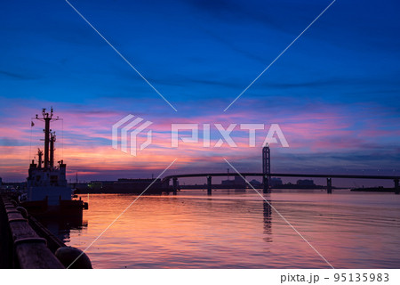 夏の朝の四日市港の夜明けといなばポートライン 夏の朝の四日市港の夜明けといなばポートライン 95135983