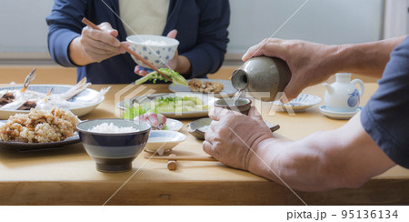 晩酌 家飲み 日本酒を飲む 自宅で晩酌する日本人 晩酌 家飲み 日本酒を飲む 自宅で晩酌する日本人 95136134