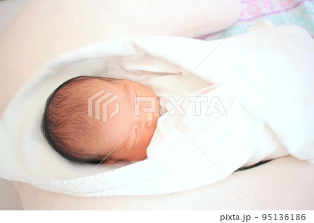 おくるみにくるまれて眠る赤ちゃん 95136186
