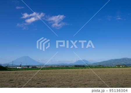 青い大空のもと羊蹄山と尻別岳を望む 青い大空のもと羊蹄山と尻別岳を望む 95136304
