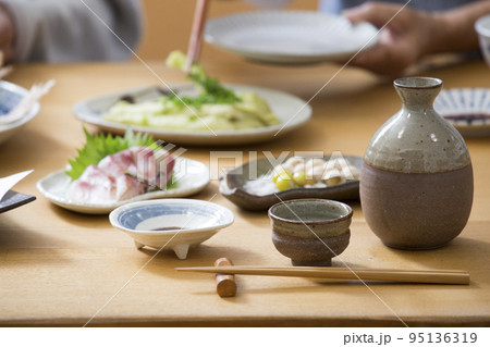家飲みの食卓、晩飯で酒を飲む、日本の食事 家飲みの食卓、晩飯で酒を飲む、日本の食事 95136319