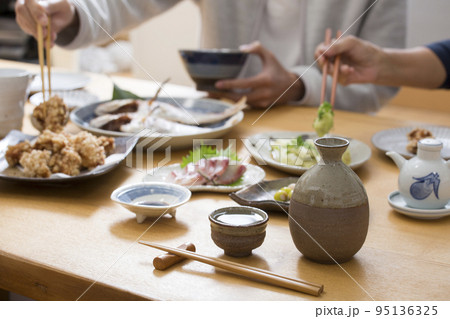 家飲みの食卓、晩飯で酒を飲む、日本の食事 家飲みの食卓、晩飯で酒を飲む、日本の食事 95136325