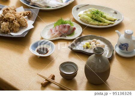 家飲みの食卓、晩飯で酒を飲む、日本の食事 95136326