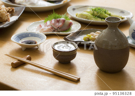 家飲みの食卓、晩飯で酒を飲む、日本の食事 95136328