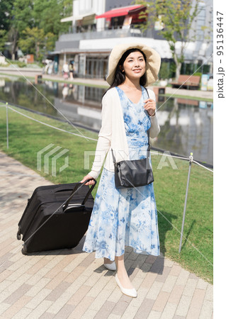 スーツケースを引いて名古屋観光をする若い女性 スーツケースを引いて名古屋観光をする若い女性 95136447