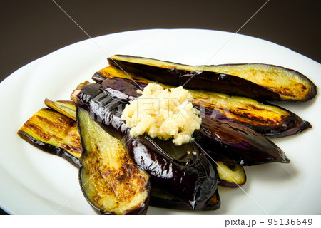 美味しそうな秋なすを油で焼いて焼き目を付け、生姜おろしを添えた焼きなす 美味しそうな秋なすを油で焼いて焼き目を付け、生姜おろしを添えた焼きなす 95136649