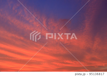 真っ赤に焼ける夕焼けのイメージ 95136817