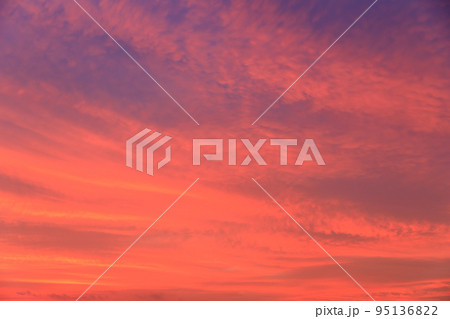 真っ赤に焼ける夕焼けのイメージ 95136822