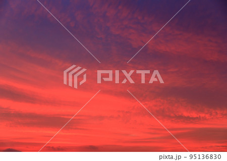 真っ赤に焼ける夕焼けのイメージ 真っ赤に焼ける夕焼けのイメージ 95136830