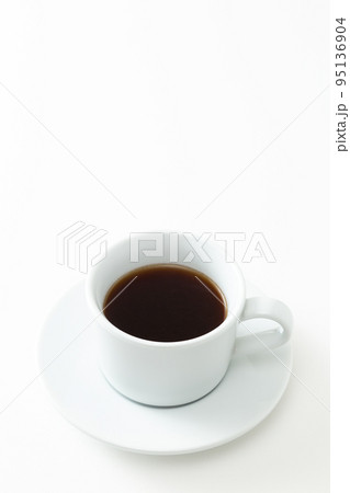 コーヒーカップに入ったコーヒー　白バック 95136904