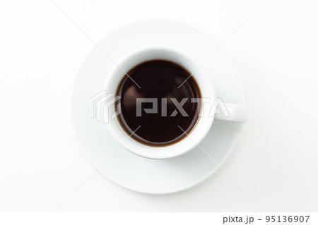 コーヒーカップに入ったコーヒー　白バック 95136907