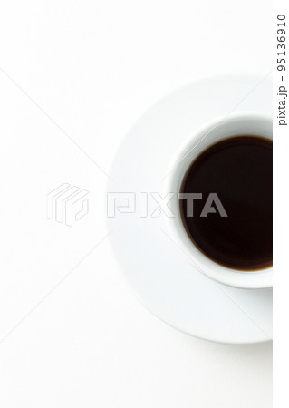 コーヒーカップに入ったコーヒー　白バック 95136910