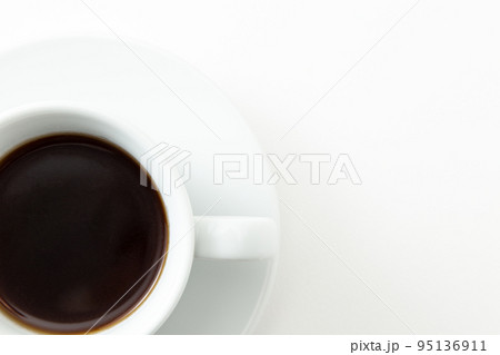 コーヒーカップに入ったコーヒー 白バック コーヒーカップに入ったコーヒー 白バック 95136911