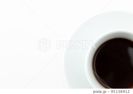 コーヒーカップに入ったコーヒー 白バック コーヒーカップに入ったコーヒー 白バック 95136912