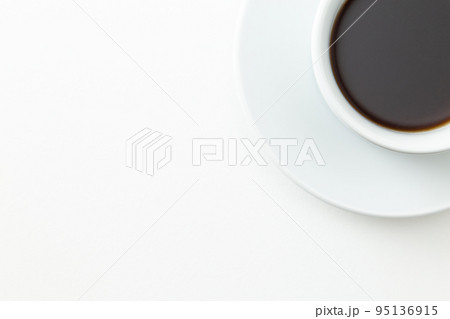 コーヒーカップに入ったコーヒー 白バック コーヒーカップに入ったコーヒー 白バック 95136915