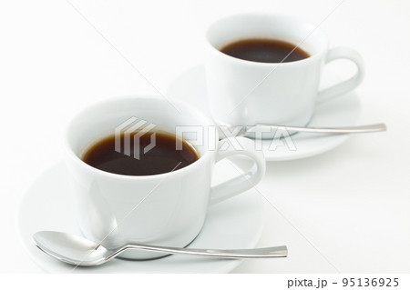 コーヒーカップに入ったコーヒー 白バック コーヒーカップに入ったコーヒー 白バック 95136925