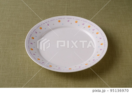 白い皿の背景素材 95136970