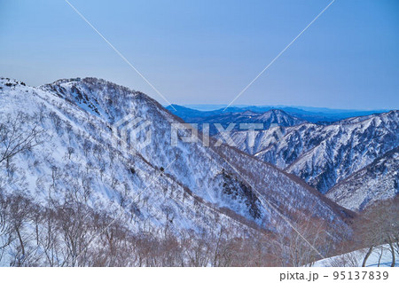 冬の谷川岳の天神尾根から天神山と天神平観光リフト頂上駅方面を見る 95137839
