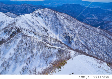 冬の谷川岳の天神尾根から天神山と天神平観光リフト頂上駅方面を見る 冬の谷川岳の天神尾根から天神山と天神平観光リフト頂上駅方面を見る 95137850