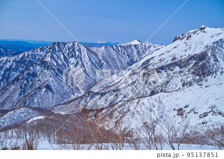 冬の谷川岳の天神尾根から南西側(阿能川岳,浅間山など)方面を見る 冬の谷川岳の天神尾根から南西側(阿能川岳,浅間山など)方面を見る 95137851