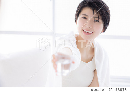 ビューティーイメージ お風呂上がりに水を飲む女性 ビューティーイメージ お風呂上がりに水を飲む女性 95138853