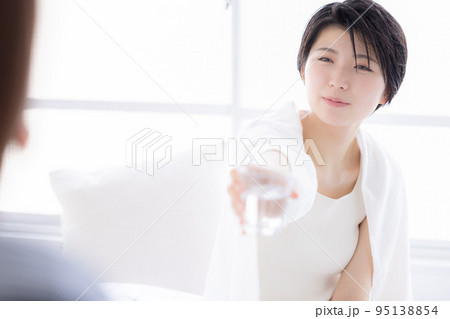 ビューティーイメージ お風呂上がりに水を飲む女性 ビューティーイメージ お風呂上がりに水を飲む女性 95138854