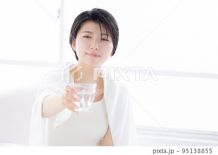 ビューティーイメージ　お風呂上がりに水を飲む女性 95138855