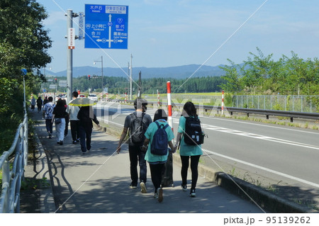 大館能代空港から徒歩でフェス会場へ向かう人たち 95139262