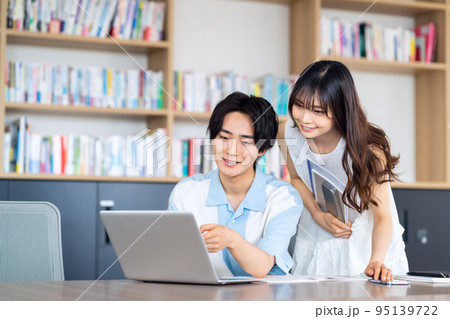 大学生　Z世代　キャンパスライフ　勉強　教育　友達　パソコン　オンライン 95139722