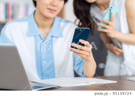 大学生 Z世代 キャンパスライフ 勉強 教育 友達 パソコン オンライン 大学生 Z世代 キャンパスライフ 勉強 教育 友達 パソコン オンライン 95139724