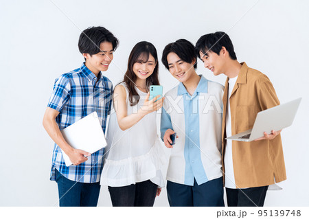 大学生 Z世代 キャンパスライフ スマホ 男女 友達 大学生 Z世代 キャンパスライフ スマホ 男女 友達 95139748