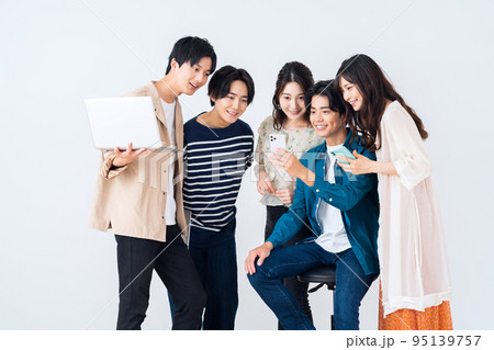 大学生　Z世代　キャンパスライフ　友達　仲間 95139757