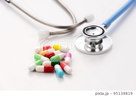 聴診器と薬　医療イメージ　 95139819