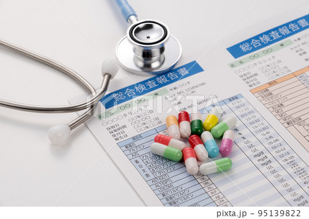聴診器と薬　医療イメージ 95139822