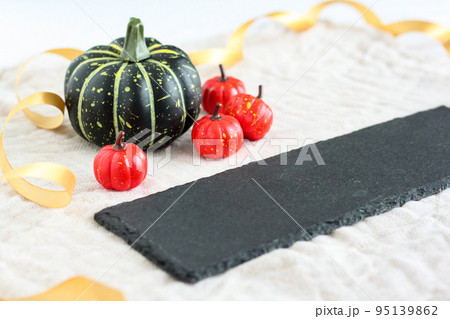 黒プレートとかぼちゃのリボンフレーム 95139862