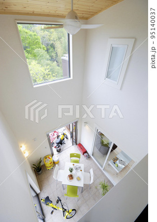 洋風住宅の吹き抜け俯瞰 洋風住宅の吹き抜け俯瞰 95140037