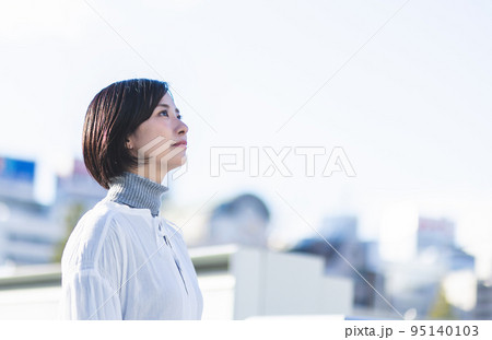 女性 ポートレート 屋外 女性 ポートレート 屋外 95140103