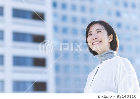 女性　ポートレート　屋外 95140110