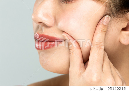 豊麗線をリフトアップする女性 豊麗線をリフトアップする女性 95140216