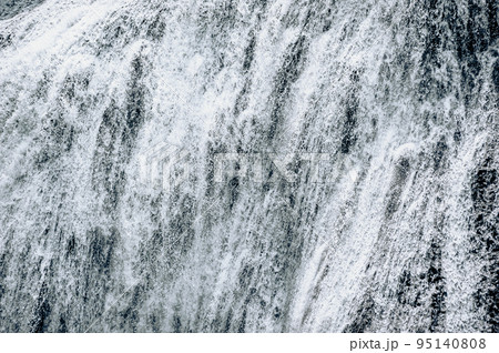 水量が多く迫力のある滝 水量が多く迫力のある滝 95140808