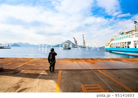 広島港のフェリー発着桟橋風景です。正面に似島の安芸小富士山が見えます。広島県 広島港のフェリー発着桟橋風景です。正面に似島の安芸小富士山が見えます。広島県 95141603