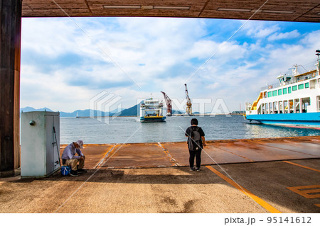広島港のフェリー発着桟橋風景です。瀬戸内海の江田島、似島方面の連絡フェリーが発着します。広島県 95141612