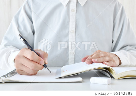 勉強に励む人物の手元 95142295
