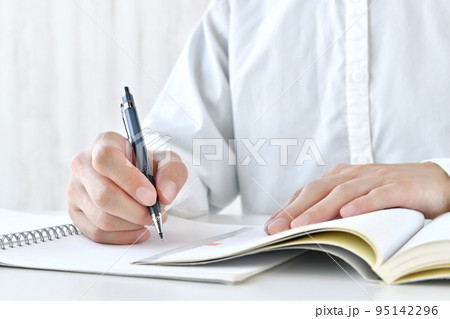 勉強に励む人物の手元 勉強に励む人物の手元 95142296